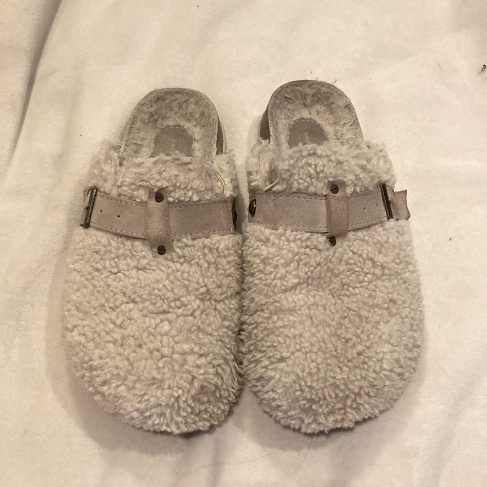 American eagle house shoes - Sherpa material